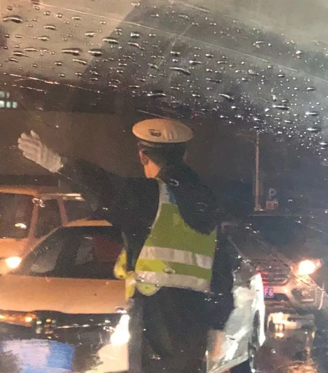 青岛最新大雨，城市雨中的独特韵味与应对挑战